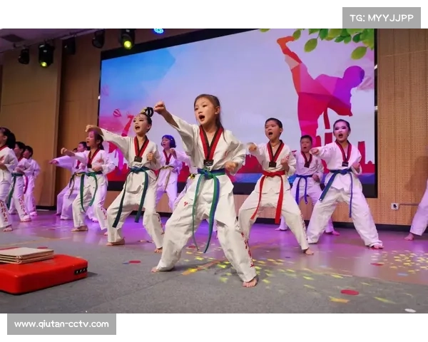 比赛间隙的花式表演，展现跆拳道艺术性与观赏性